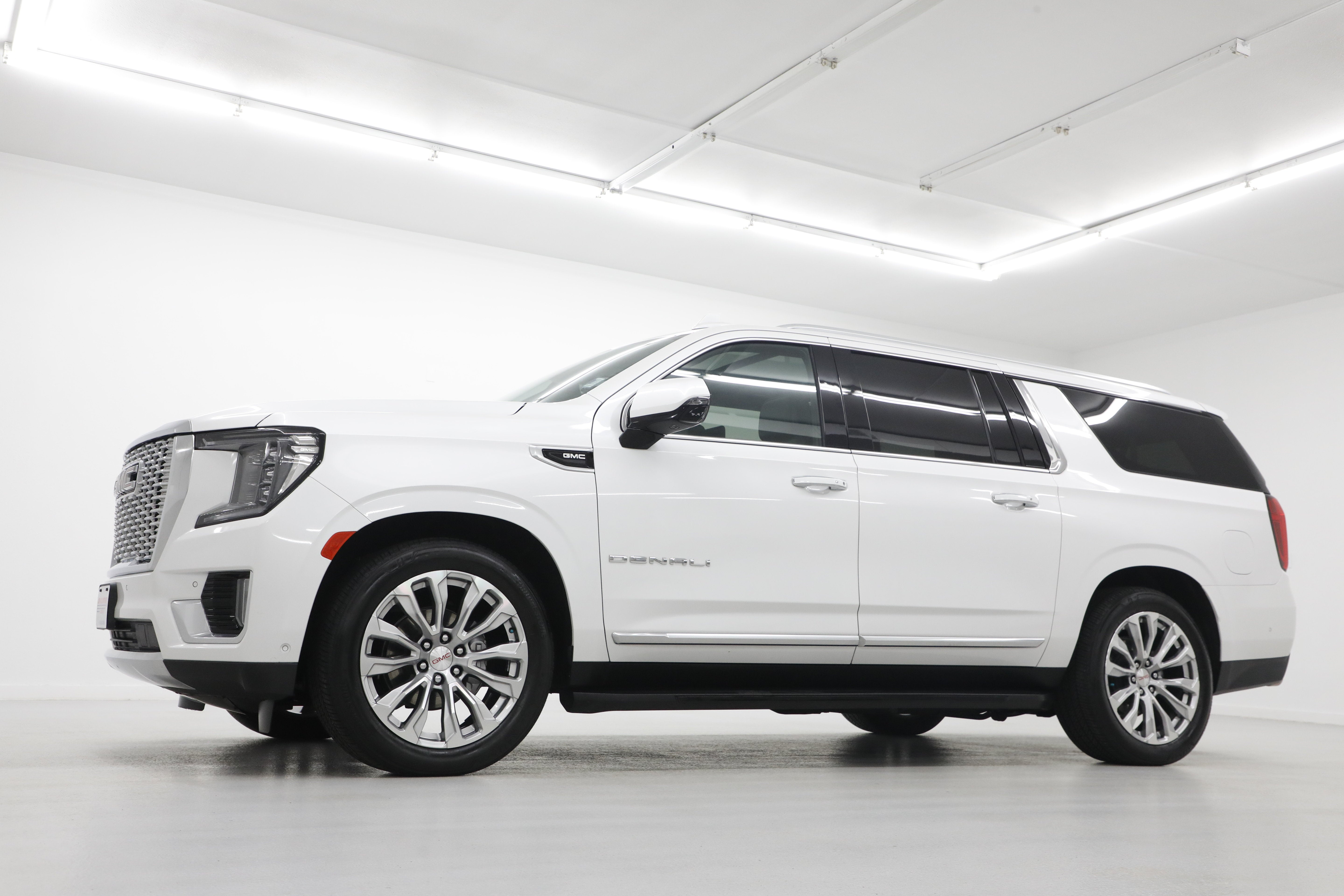 Used 2024 GMC Yukon XL Denali with VIN 1GKS2JKL2RR339453 for sale in Kansas City