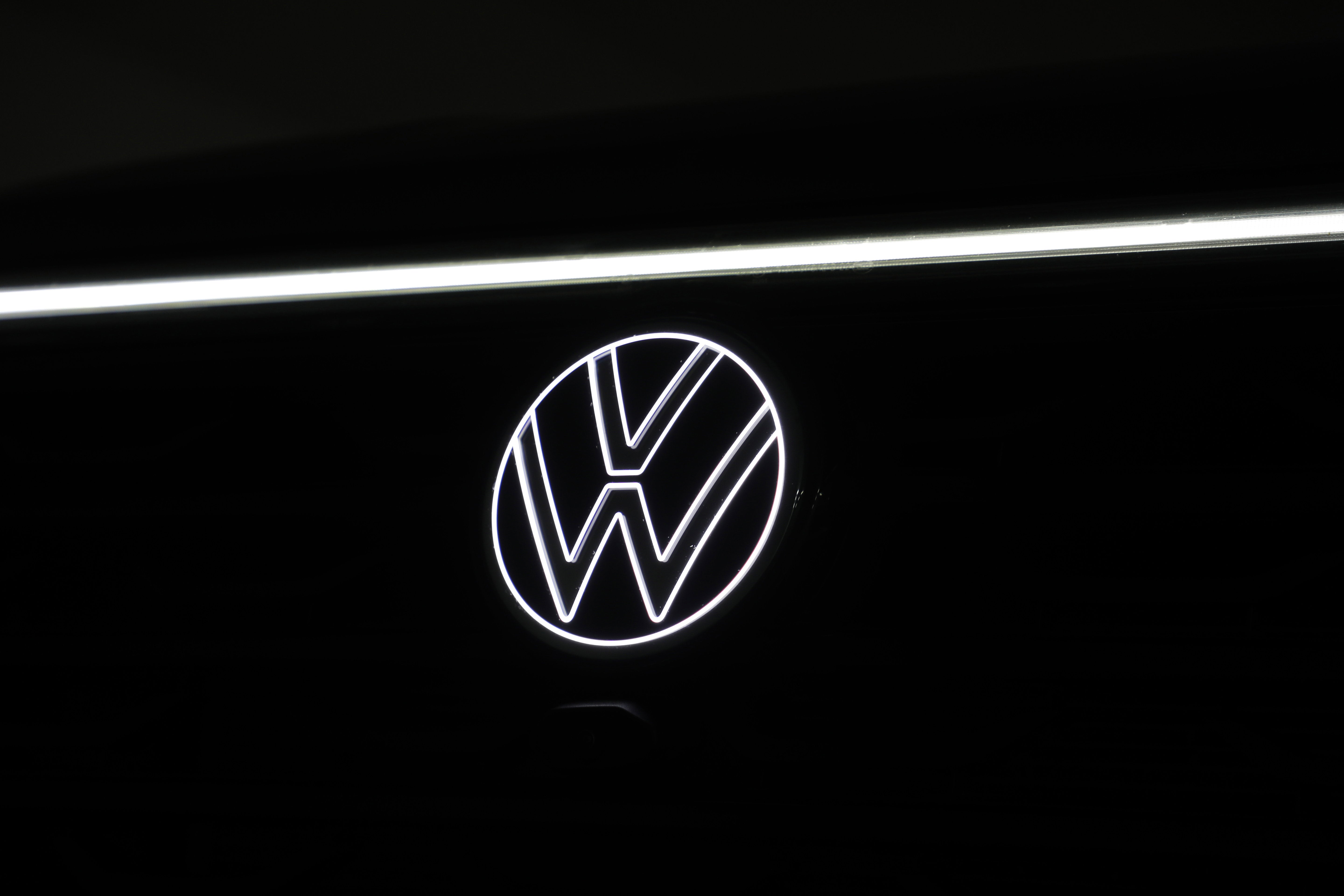 2024 Volkswagen Atlas Cross Sport 2.0T SEL Premium R-Line