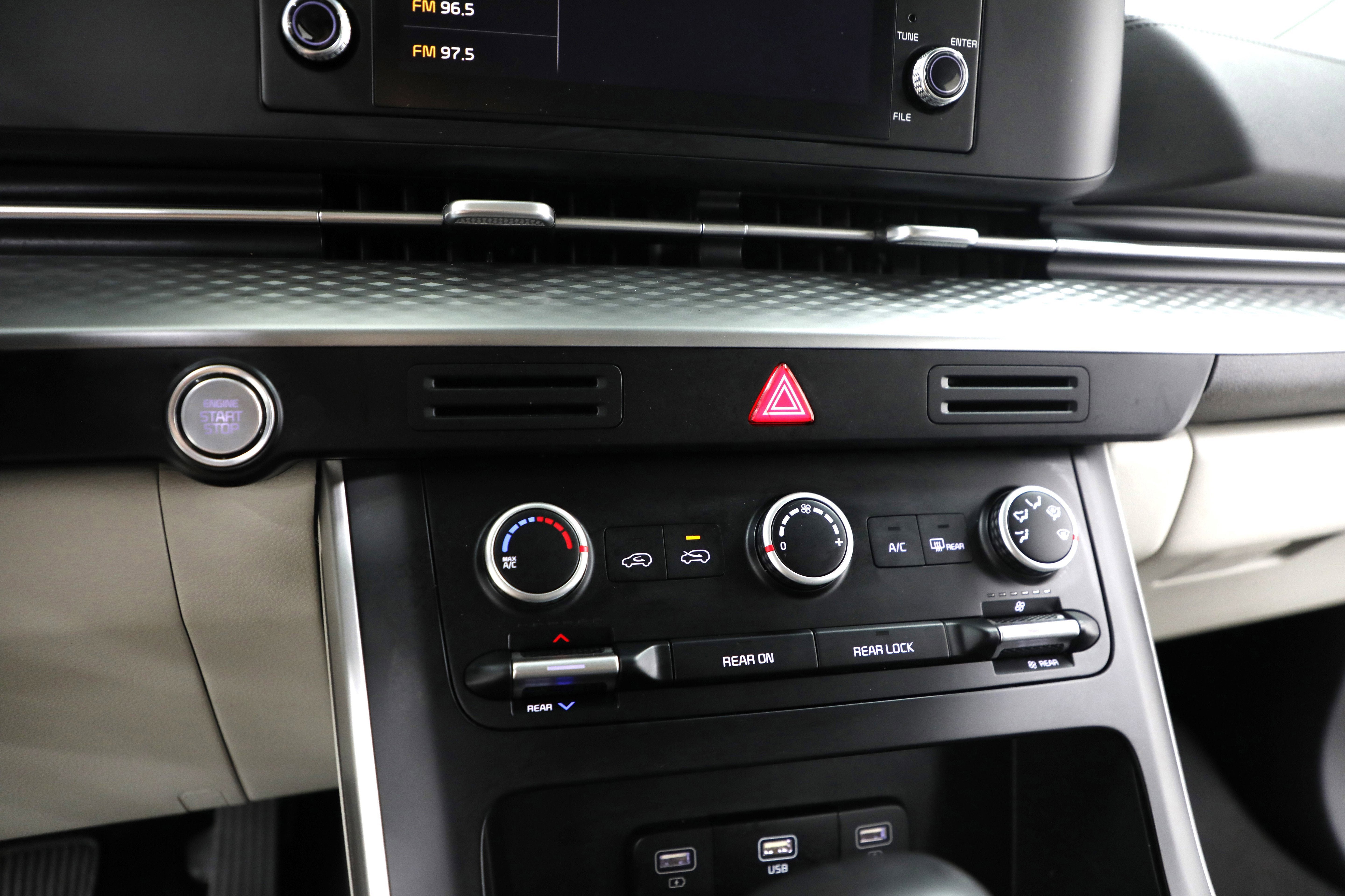 2024 Kia Carnival LX