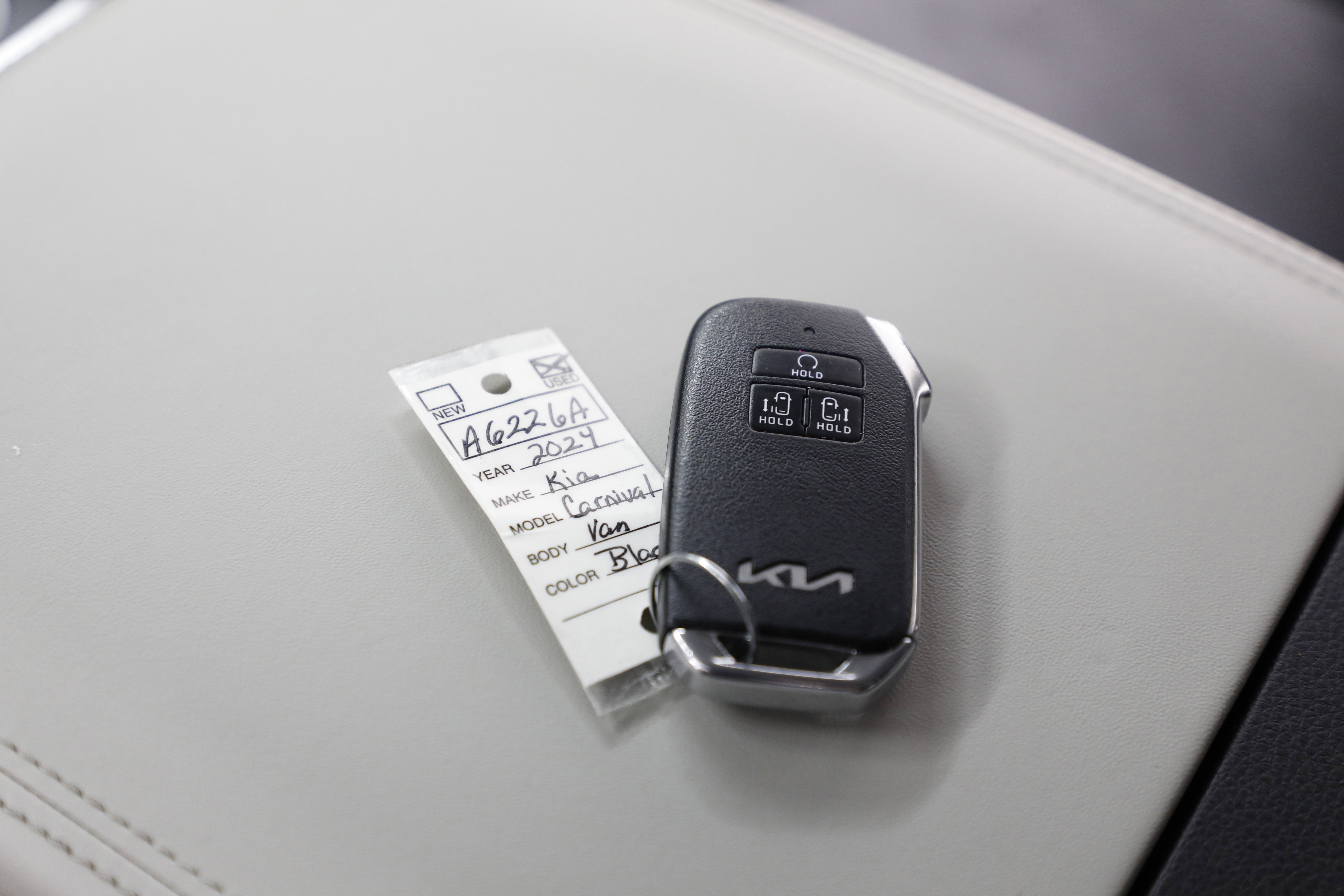 2024 Kia Carnival LX